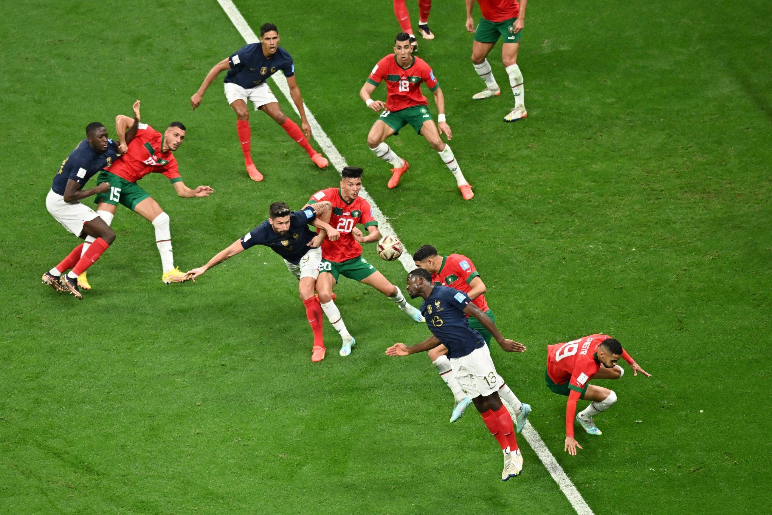 1xBit体育官网入口-国际足球比赛场上球员战术展现精彩